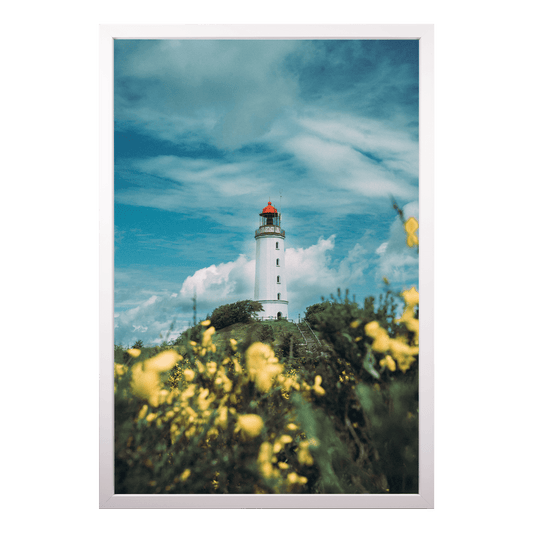 Fotografie mit dem Titel "Der Leuchtturm" von Robert Sonntag in einem weißen Holzrahmen.